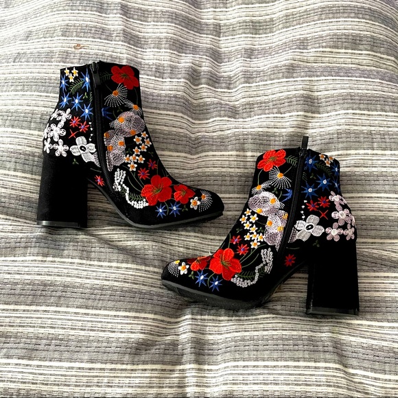 Qupid Embroidered Ankle Boots - Like New! Size 9 - Picture 1 of 6